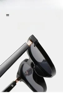 Détail des charnières en métal or rose sur des lunettes de soleil noires ultra élastiques