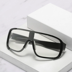 Lunettes de cyclisme oversize modernes avec monture noire et verres transparents