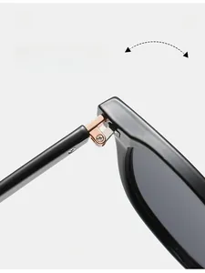 Détail macro des charnières métalliques en or rose sur lunettes de soleil noires