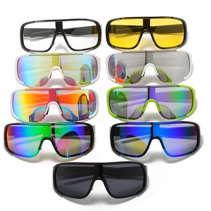 Neuf paires de lunettes de soleil de sport avec verres colorés et montures larges