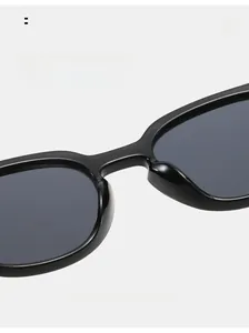 Détails des plaquettes de nez intégrées sur lunettes de soleil noires à monture ronde