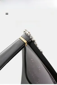 Detailansicht der schwarzen übergroßen Strass-Sonnenbrille mit goldenen Metallelementen