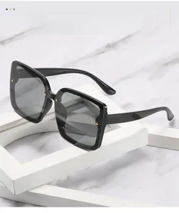 Détails de lunettes de soleil rectangulaires rétro noires avec rivets dorés chic