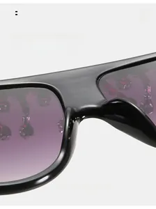 Makroaufnahme der integrierten Nasenpads und lila Verlaufsgläser an der Sonnenbrille
