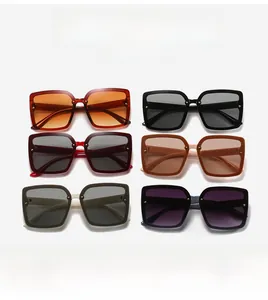 Vue détaillée de lunettes de soleil rectangulaires avec rivets métalliques sur la monture