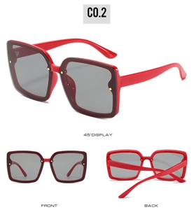 Vue sous trois angles de lunettes de soleil carrées rouges vintage avec rivets dorés