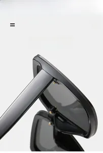 Détail de la charnière des lunettes de soleil en matériau noir léger et élastique