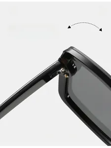 Détail de la charnière en métal sur la monture de lunettes de soleil noires vintage