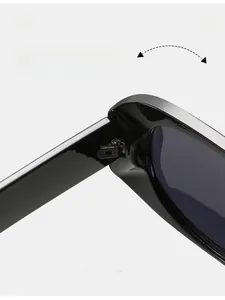 Détail des charnières métalliques durables sur lunettes de soleil noires en PC