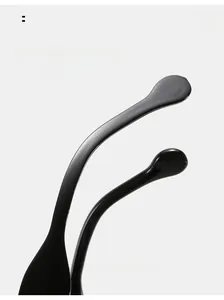 Détail des branches ergonomiques de lunettes de soleil en PC noir pour un port confortable