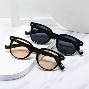 Lunettes de soleil rétro carrées noires avec accents métalliques et verres gris