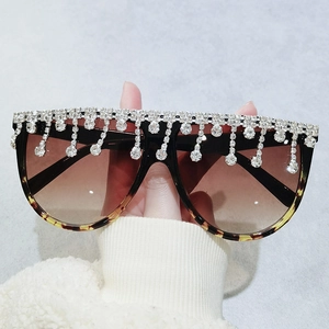 Übergroße Sonnenbrille in Schildpatt-Optik mit funkelnden Kristallen und Fransen-Dekor