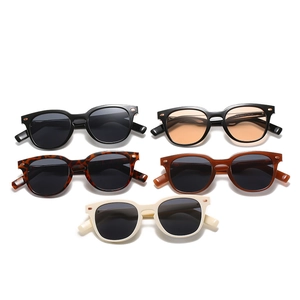 Lunettes de soleil carrées rétro pour femmes en plusieurs coloris avec rivets décoratifs