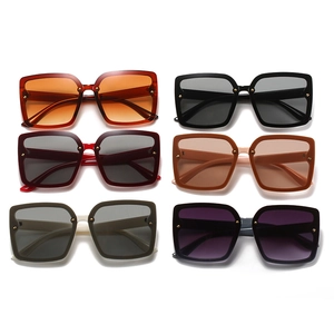Lunettes de soleil rectangulaires pour femmes à monture épaisse et rivets métalliques