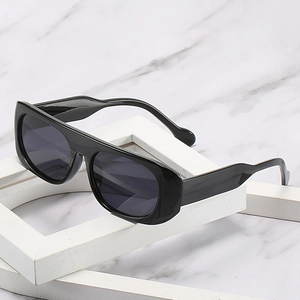 Lunettes de soleil rétro à monture carrée noire avec verres gris foncé pour femme