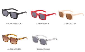 Vue à plat de lunettes de soleil carrées rétro en cinq couleurs avec rivets déco