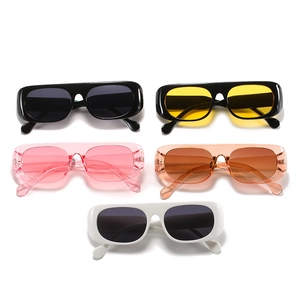 Lunettes de soleil rectangulaires vintage pour femmes en cinq couleurs sur fond blanc pur
