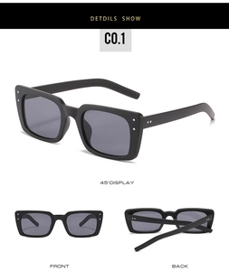 Vue détaillée des lunettes de soleil carrées noires avec rivets et monture épaisse