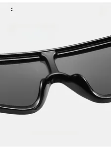 Detail of comfortable integrated nose pads on black glossy oversized sunglasses