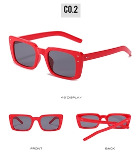 Vues détaillées de lunettes de soleil rectangulaires rouges avec verres foncés et clous