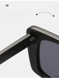 Gros plan de la charnière robuste de lunettes de soleil noires mates avec clous