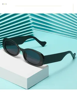 Détail de lunettes de soleil ovales noires avec monture épaisse et branches larges