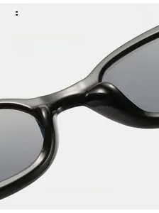 Détail macro des plaquettes de nez intégrées sur les lunettes de soleil rondes noires