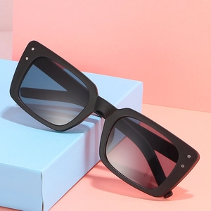 Lunettes de soleil carrées à la mode avec verres dégradés et détails de rivets stylés