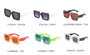 Différents coloris pour lunettes de soleil carrées tendance avec branches larges