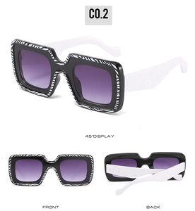 Lunettes de soleil carrées à motif zébré avec verres dégradés violets en vues multiples