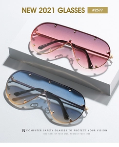 Detail einer übergroßen randlosen Flat-Top-Sonnenbrille mit Farbverlauf und Nietenverzierung