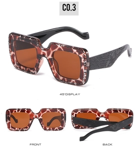 Trois vues de lunettes de soleil carrées en écaille avec branches noires texturées et verres bruns