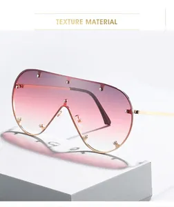 Detail der rosa Verlaufsgläser mit goldenen Nieten und Metallbügeln an der Sonnenbrille