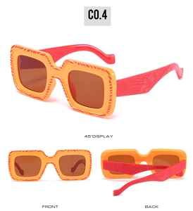 Détail des lunettes de soleil carrées avec motif tigre et branches rouges ondulées