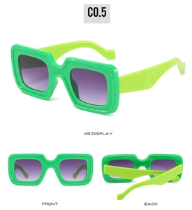 Lunettes de soleil carrées vert vif avec texture bois et verres dégradés violets