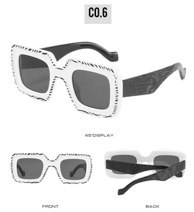 Vue sous trois angles de lunettes de soleil carrées à motif zèbre et branches noires