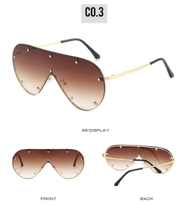 Flache Oversize-Shield-Sonnenbrille mit Goldnieten und braunem Verlaufsglas