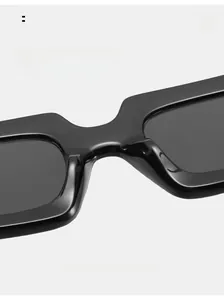 Détail des plaquettes de nez intégrées sur lunettes de soleil carrées noires