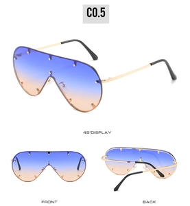 Flache Shield-Sonnenbrille mit blau-orangefarbenem Verlauf und silbernen Nieten-Details