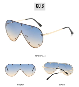 Detailsicht der Oversized-Shield-Sonnenbrille mit blau-orangefarbenem Verlauf und Nieten