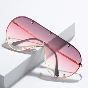 Shield-Sonnenbrille mit Verlaufsgläsern und dekorativen Goldnieten auf weißem Ständer