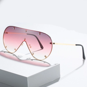 Oversize-Schild-Sonnenbrille mit rosa Verlaufsgläsern und modischen Silbernieten-Details