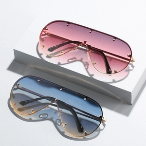 Oversize-Shield-Sonnenbrille mit Verlaufsgläsern und Nietendetails auf dem Metallrahmen
