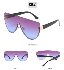 Trois vues de lunettes de soleil shield avec verres dégradés bleu-violet et détails dorés