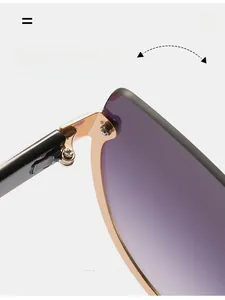 Détail macro d'une charnière en métal doré sur lunettes de soleil tendance dégradées