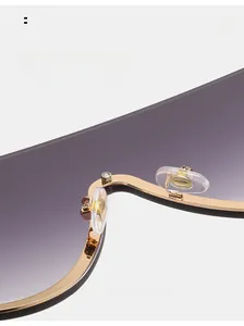 Détail des plaquettes de nez en silicone souple sur lunettes de soleil en métal doré