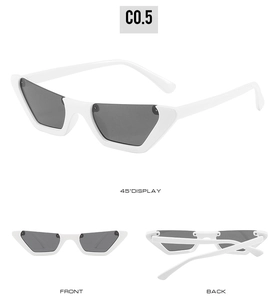 Tre angolazioni di occhiali da sole cat-eye bianchi con lenti grigio scuro