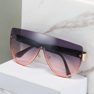 Lunettes de soleil bouclier modernes avec verres dégradés roses et monture en métal or rose