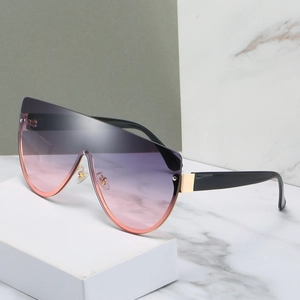 Lunettes de soleil shield dégradées avec charnière métallique sur support marbre