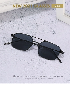 Détail de lunettes de soleil carrées en métal noir avec double pont et verres noirs